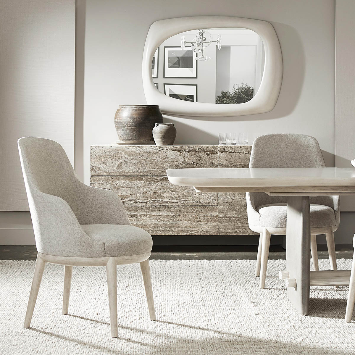 كرسي سفرة بذراعين سيرينو- Bernhardt